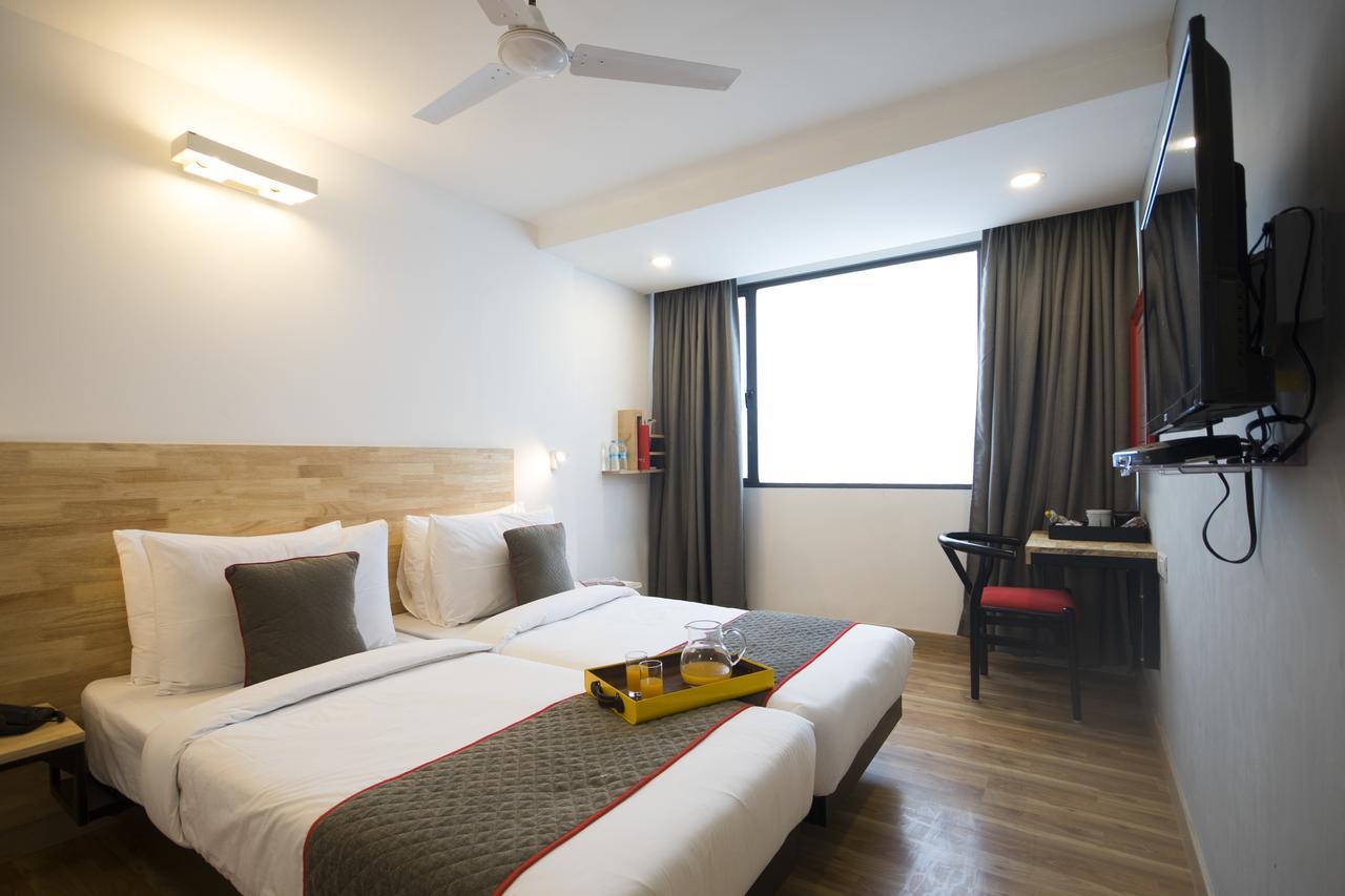 Oyo Townhouse 16 International Airport Hotel Mumbai Exterior photo